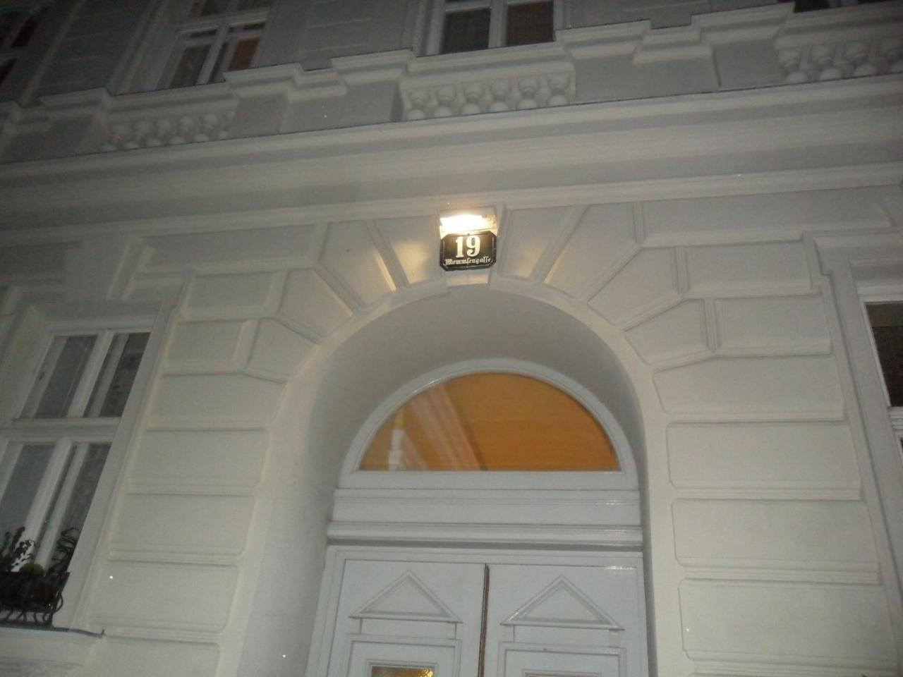 Отель Luxury Near Castle Вена Экстерьер фото